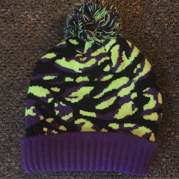 NIKE Jumpman PomBeanie...Purple/Chartreuse/Black - Picture 4 of 5